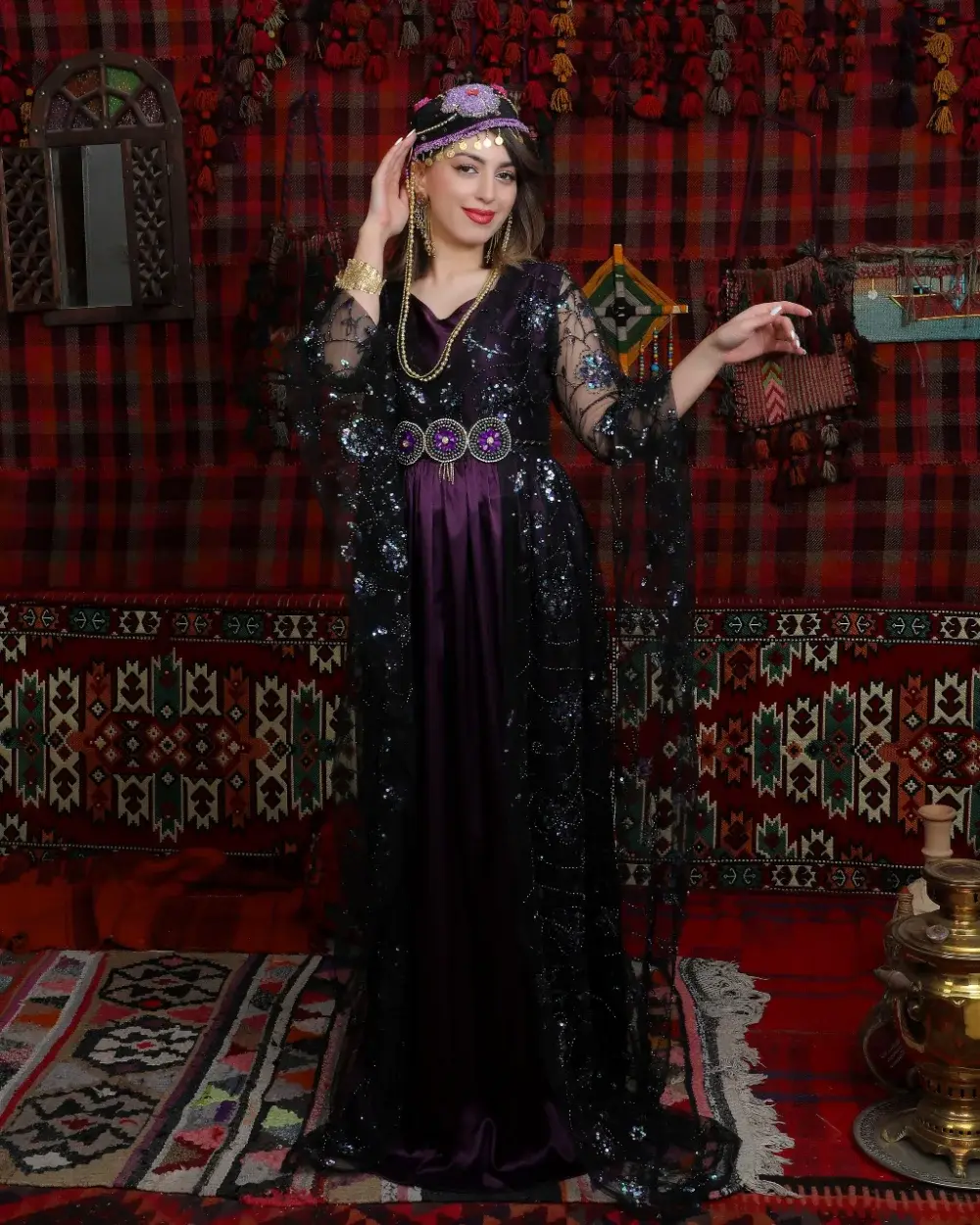 Aubergine kurdisches Kleid mit schwarzem Pailletten-Kaftan, zweiteilig – Kiras u Fistan – Lîlav