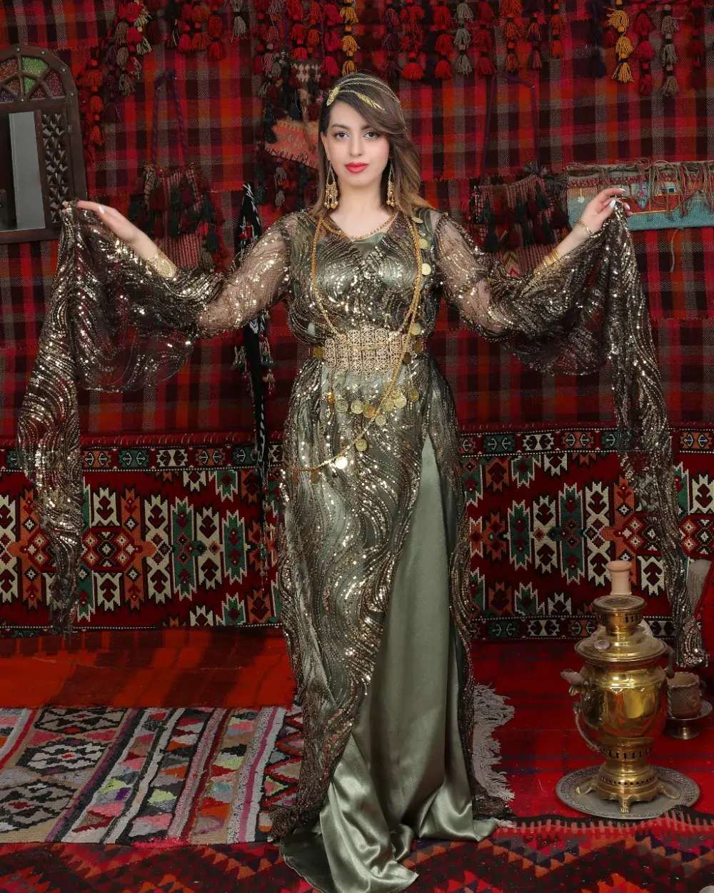 Khakifarbenes kurdisches Kleid mit goldbesticktem Chiffon-Kaftan, zweiteilig – Nazdar