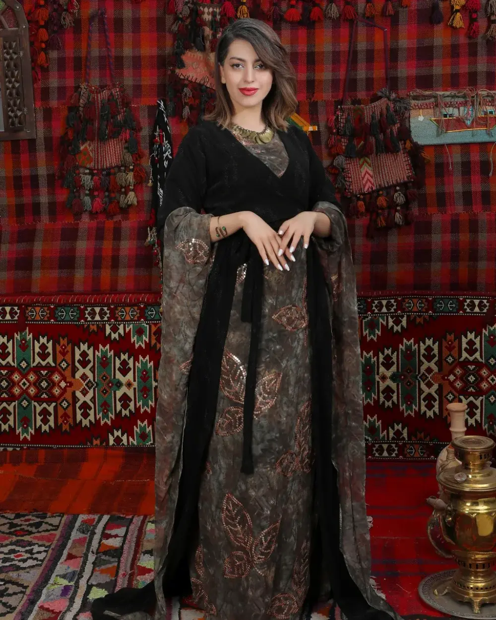 Kurdisches Kleid mit Blättermuster und schwarzem Kaftan, zweiteilig – Hindirin