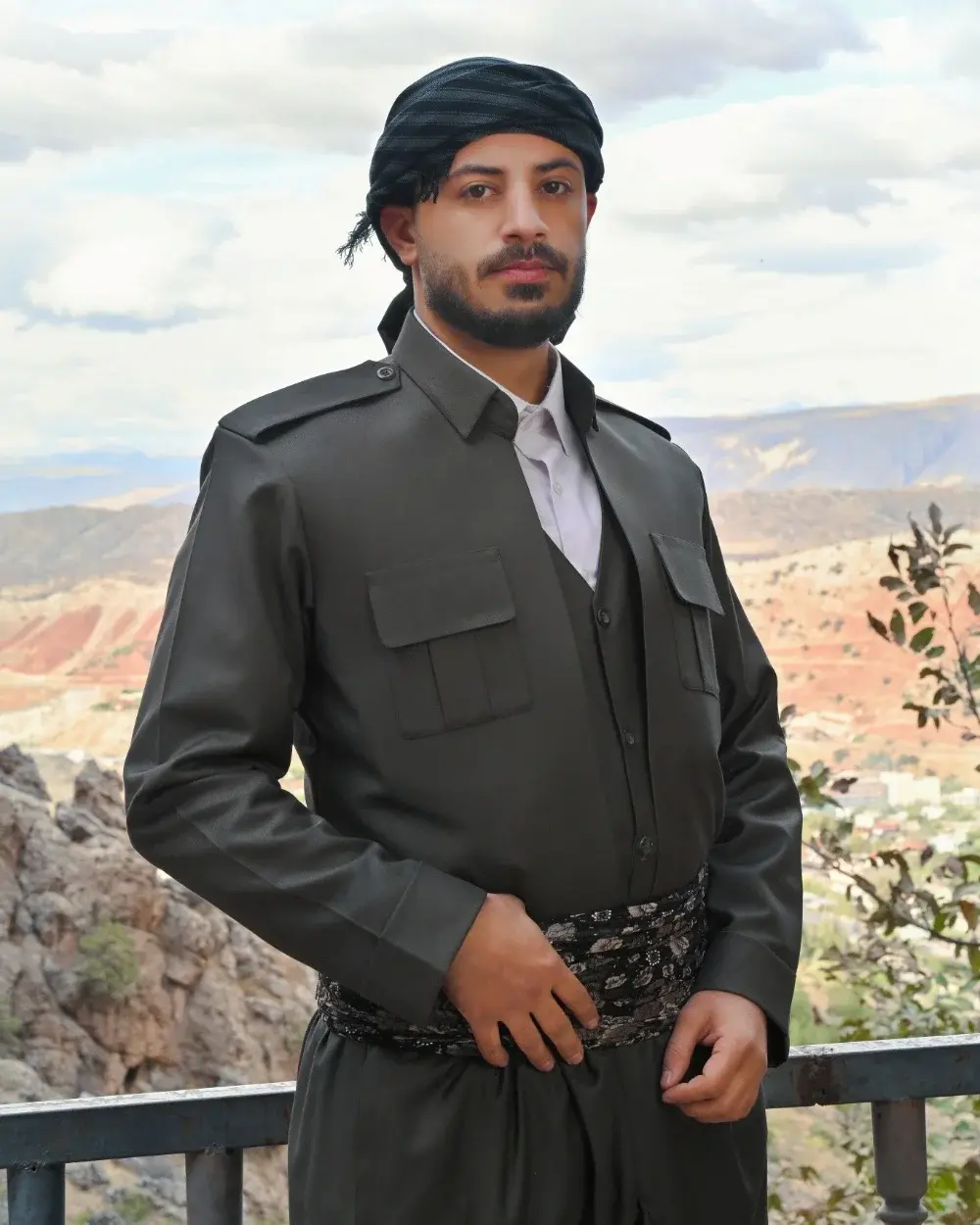 Khaki Şal û Şapik im Askerî-Stil mit Stoffgürtel – kurdischer Herrenanzug – Welat