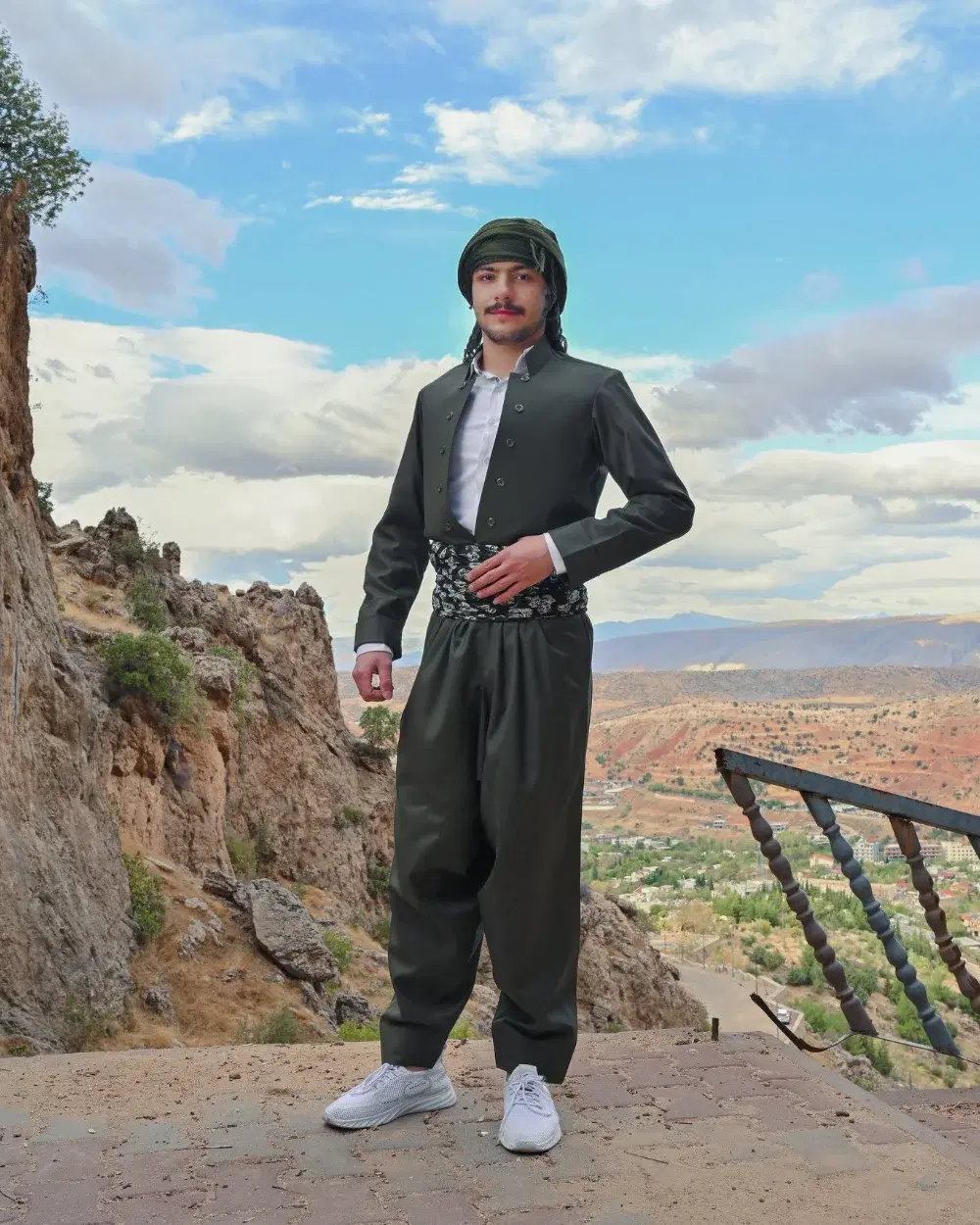 Grüner Şal û Şapik im Askerî-Stil, zweiteilig mit Stoffgürtel – Heja