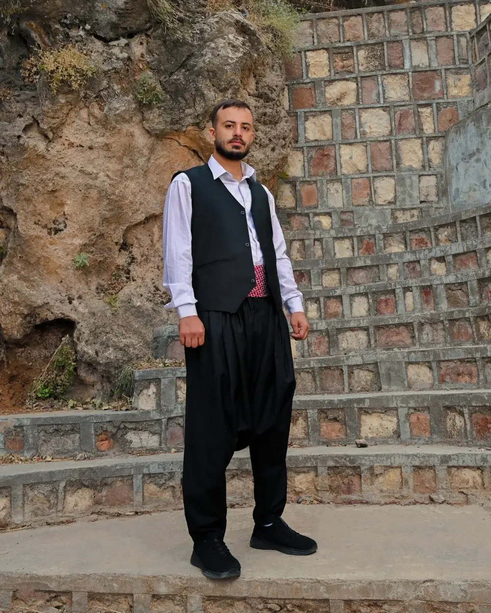 Kurdisches Herrenoutfit aus Efrîn: Pluderhose, Hemd, Weste, roter Gürtel – Dilyar