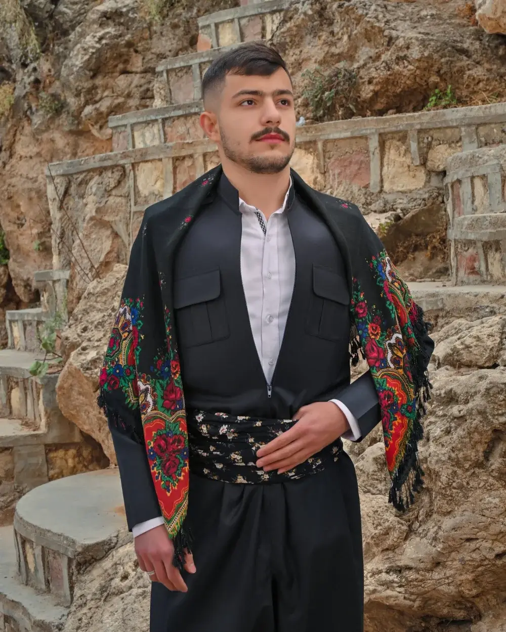 Dunkelblauer Şal û Şapik aus italienischem Stoff mit Stoffgürtel – kurdischer Anzug – Sîpan