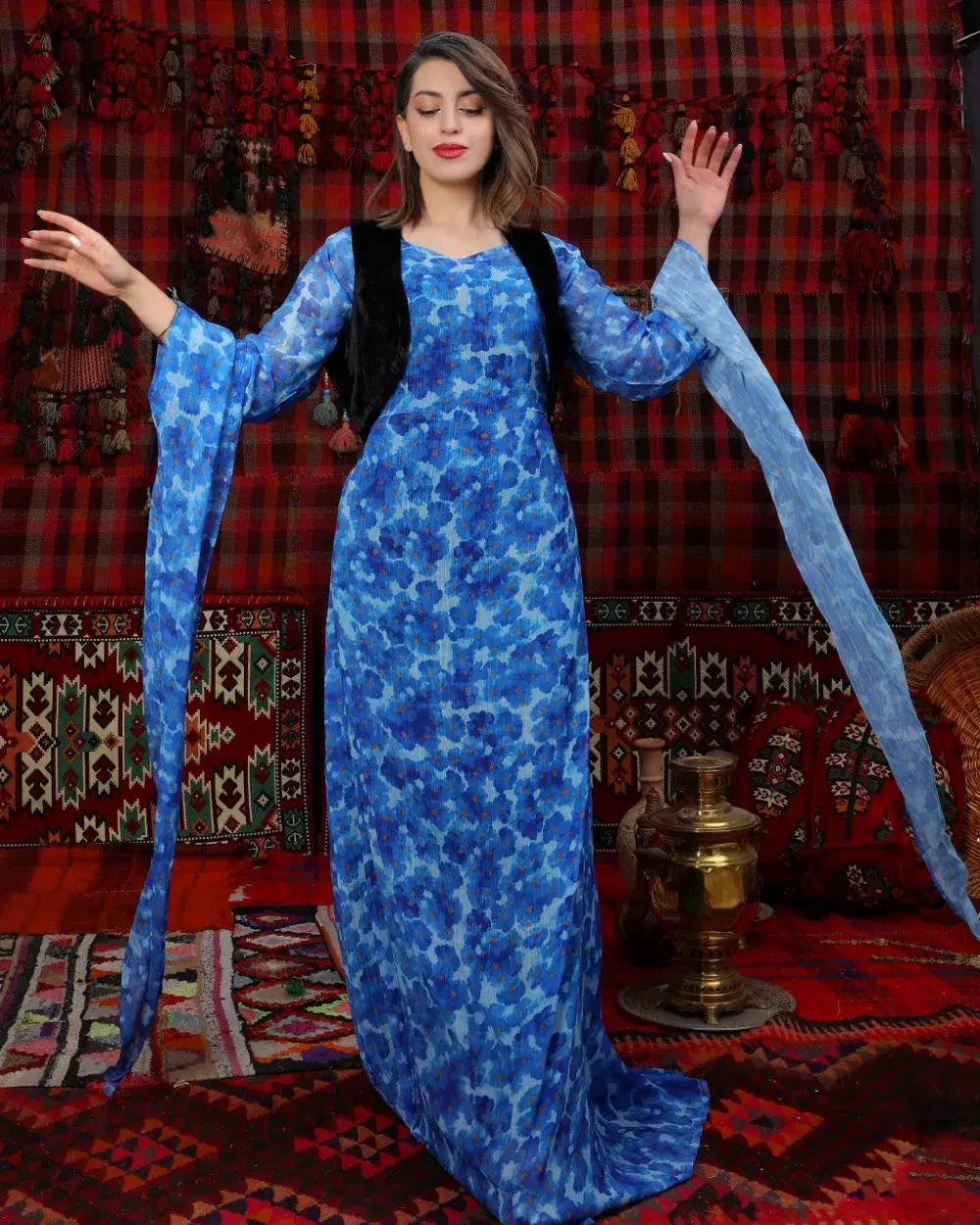 Blaues kurdisches Kleid mit Blumenmuster und Chiffonärmeln – Şînda