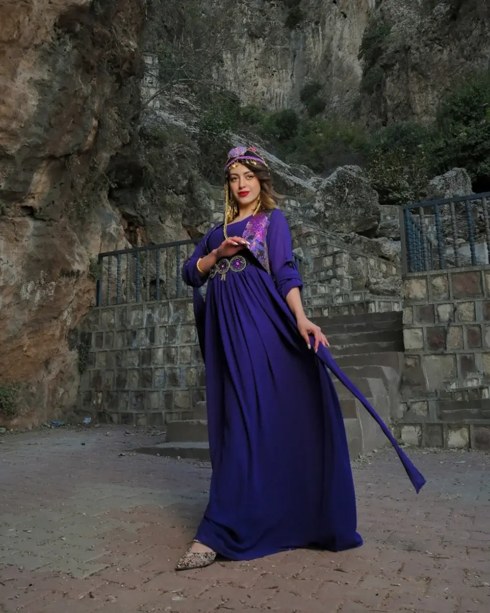 Blauviolettes kurdisches Kleid mit Unterkleid und Stickerei – Kubar