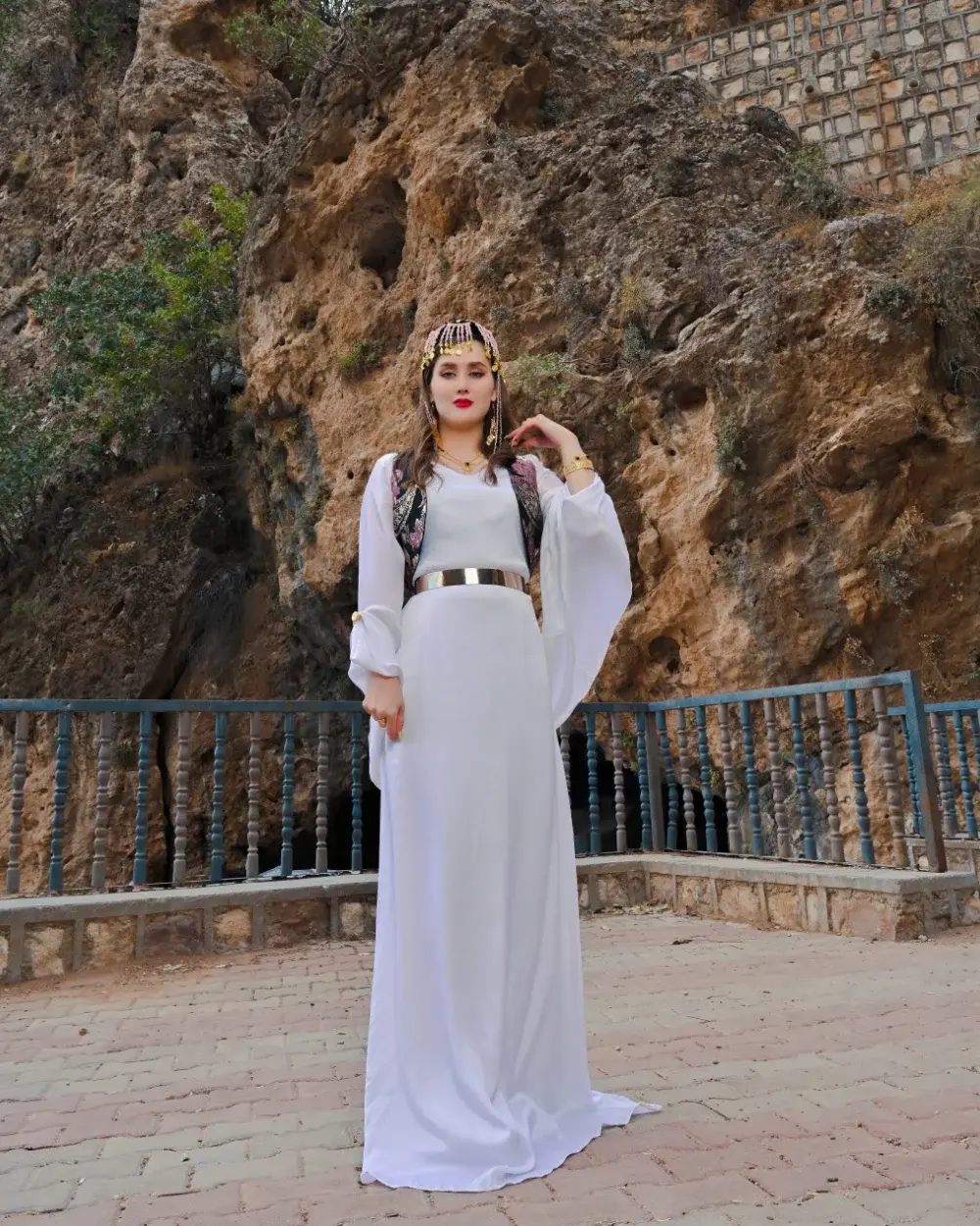 Weißes kurdisches Kleid, zweiteilig mit Unterkleid und Glockenärmeln – Leylan