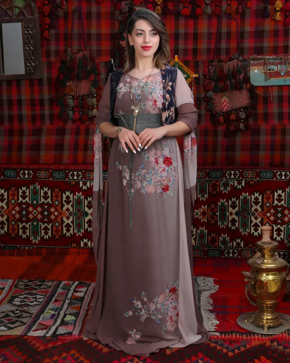 Kurdisches Chiffonkleid in Mauve mit Blumenstickerei, einteilig – Dîlber