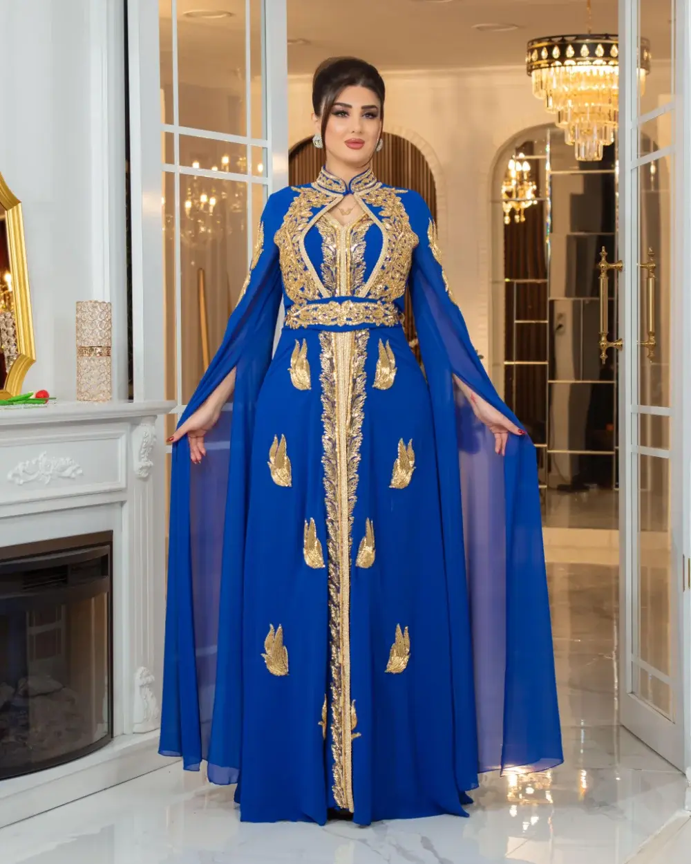 Blaues Kaftan-Abendkleid mit Goldstickerei und Cape-Ärmeln – Seyran