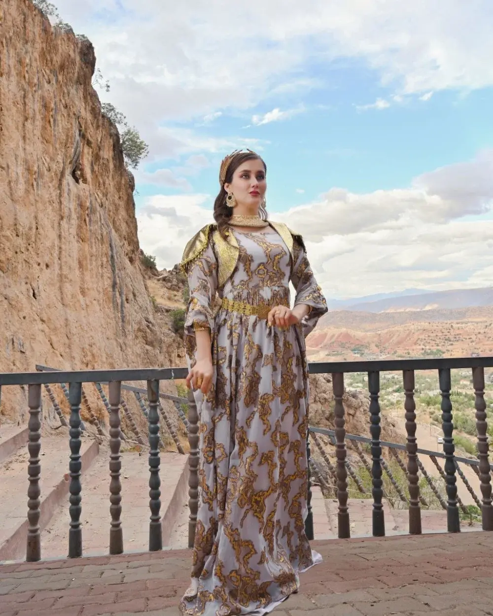 Weiß-goldenes kurdisches Kleid mit Ornamentmuster und Glockenärmeln, mit Unterkleid – Eyşana Elî