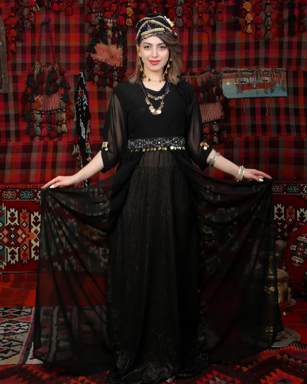 Schwarzes kurdisches Kleid mit Chiffon-Kaftan und Goldstreifen – Kiras u Fistan – Hevidar