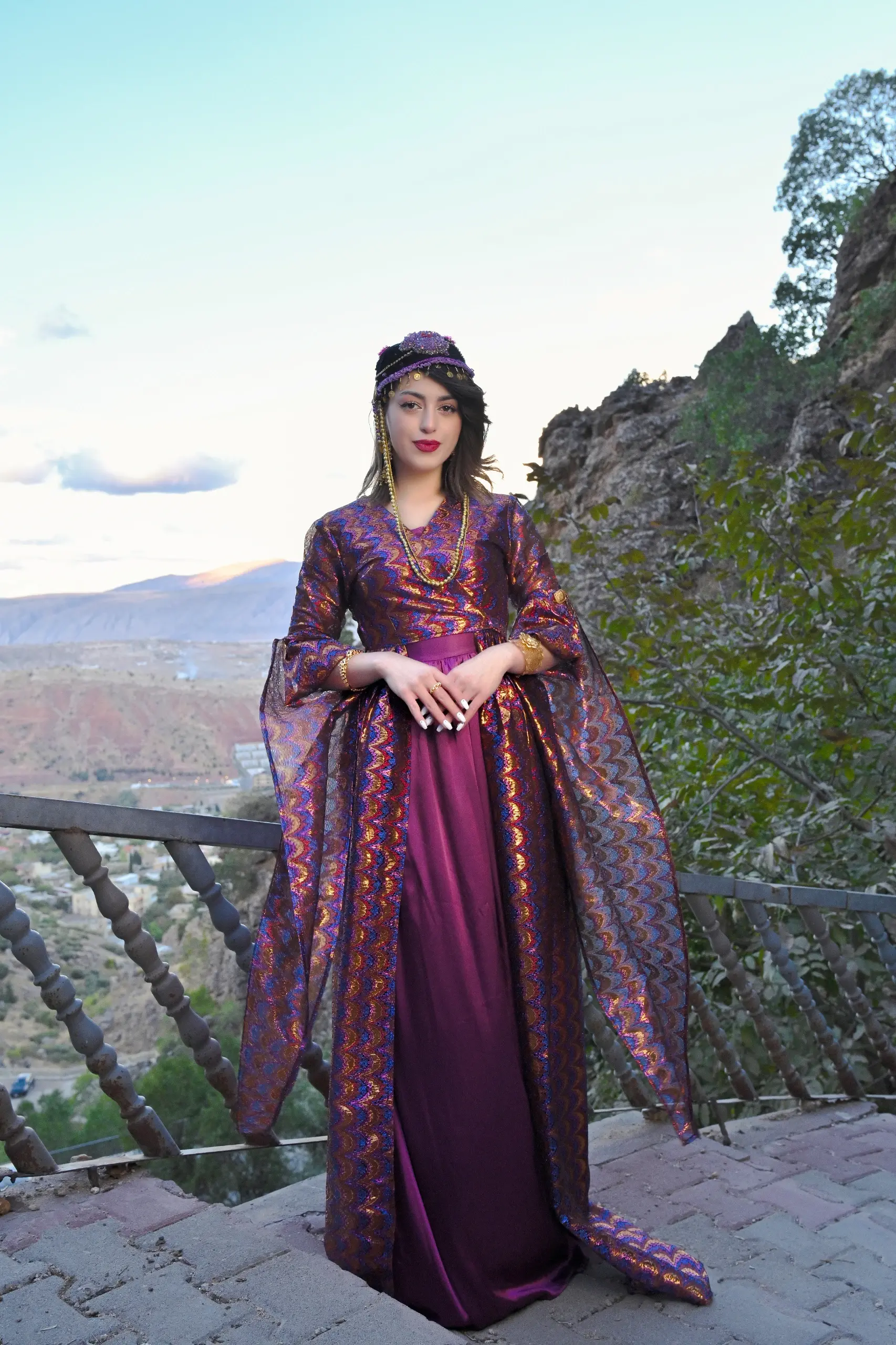 Violettes kurdisches Festkleid mit Goldmuster und transparenten Flügelärmeln – Binevş
