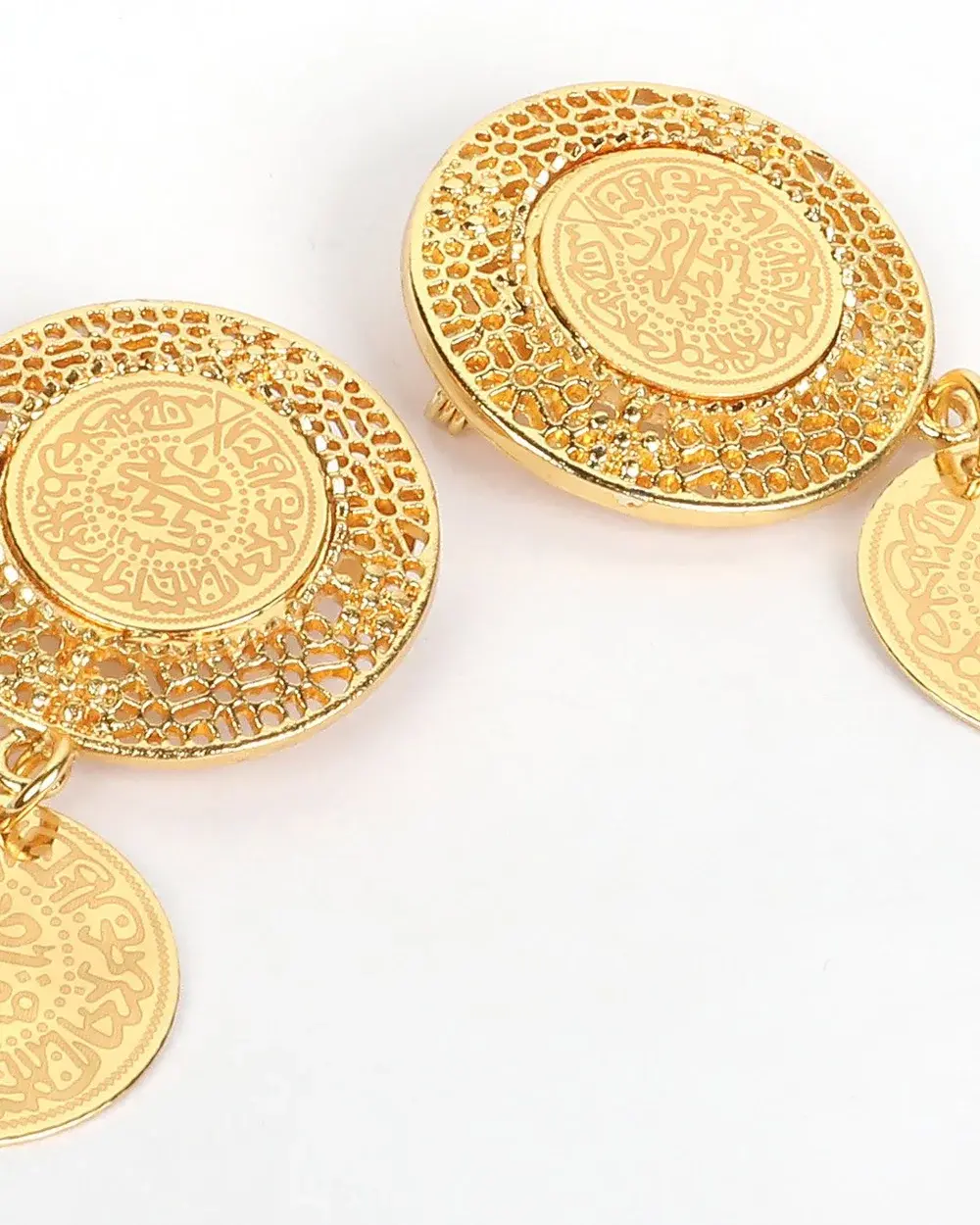 Goldfarbener Ärmelschmuck aus zwei Lira-Münzen mit Filigranrahmen – golden day