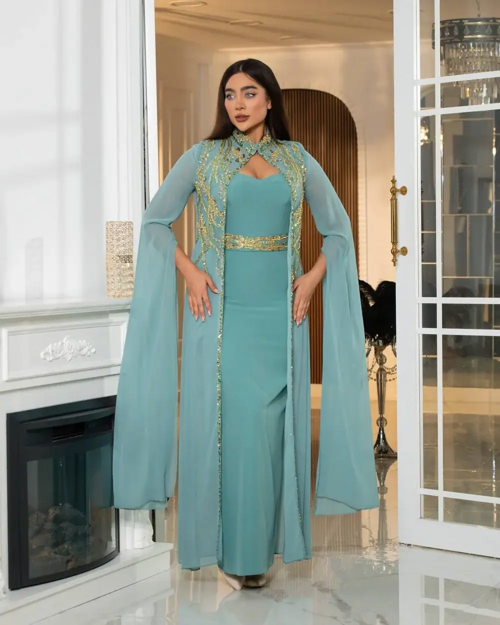 Türkises Abendkleid mit Silberapplikationen und Cape-Ärmeln – Rojhat