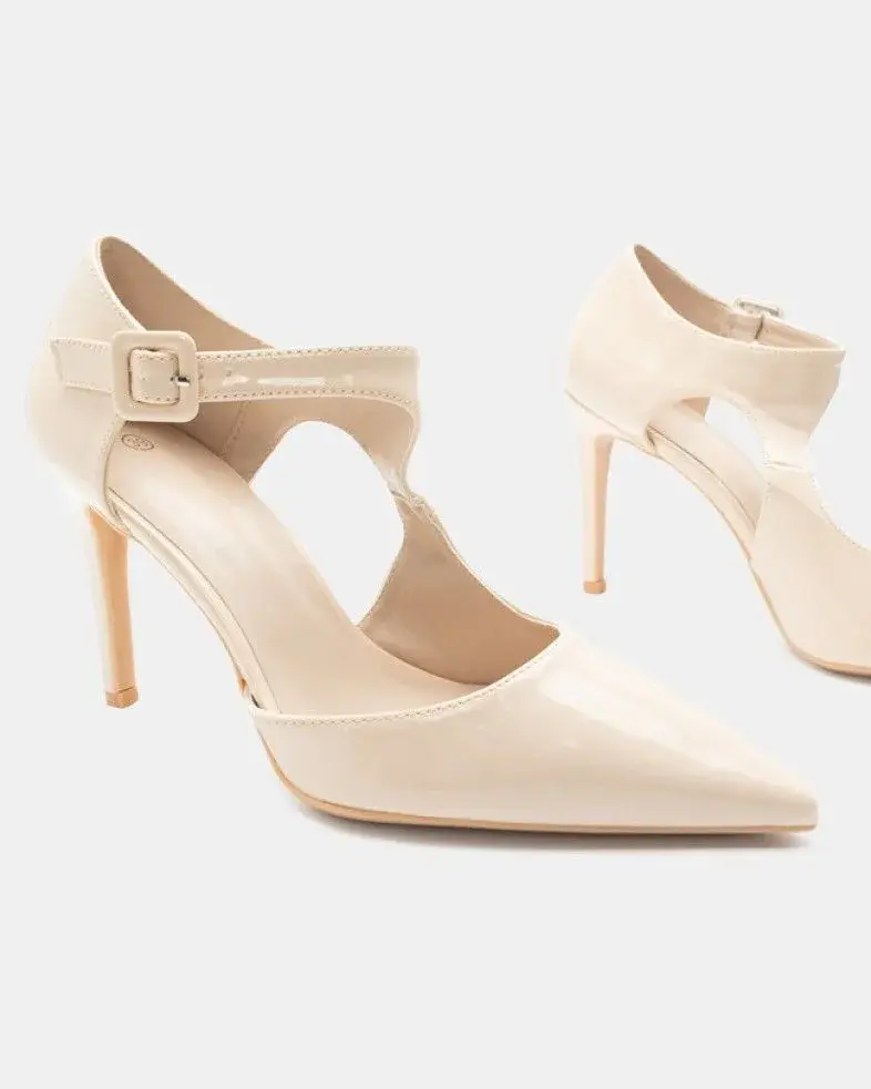 Beige Lack-Pumps mit Riemchen und Schnalle, spitz mit Stiletto-Absatz