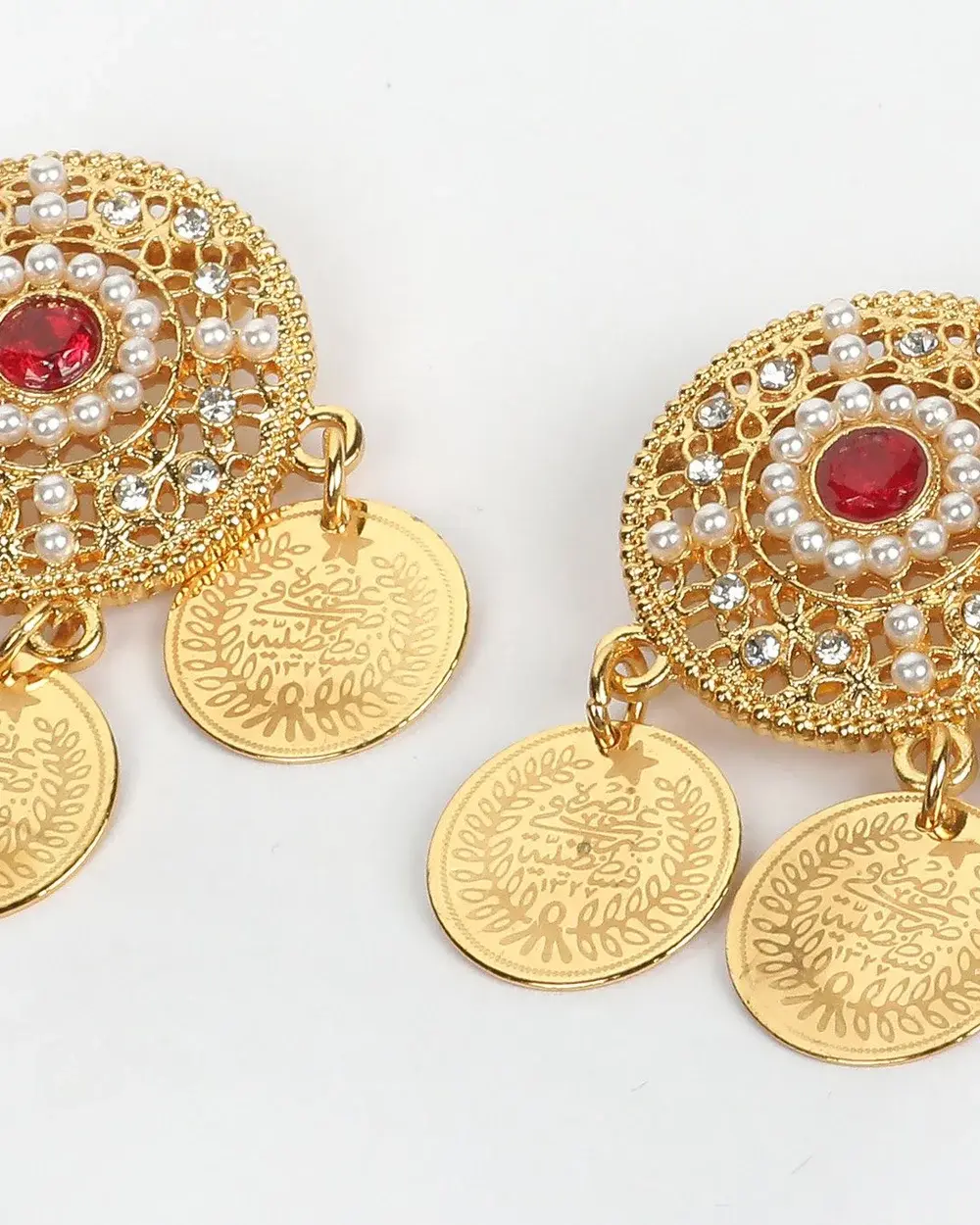 Goldfarbener Ärmelschmuck mit Münzen, Perlen und rotem Strassstein – Henare