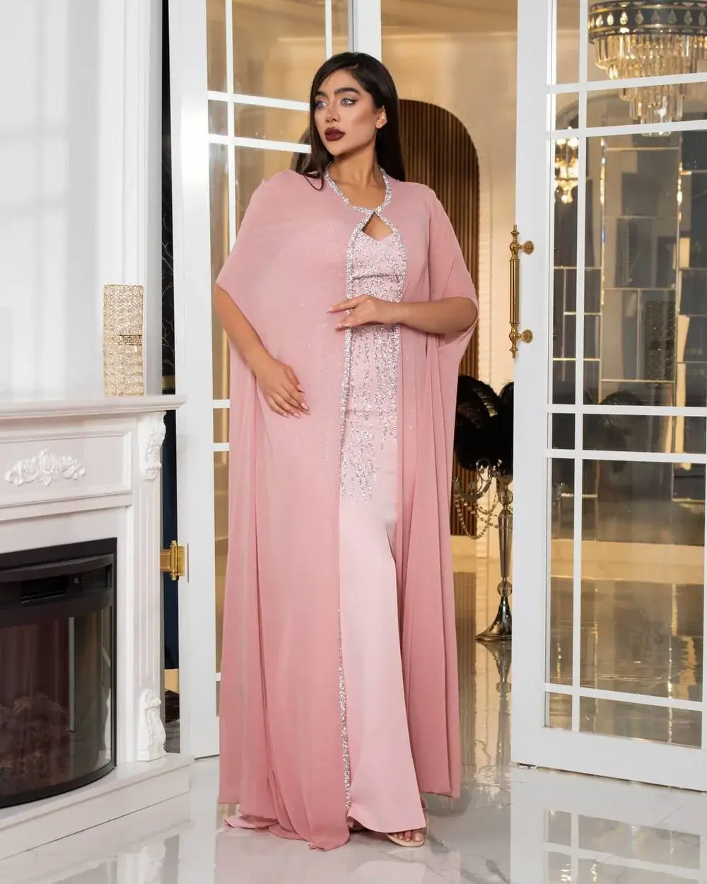 Rosa Abendkleid mit Silberapplikationen und Cape-Ärmeln – Roza