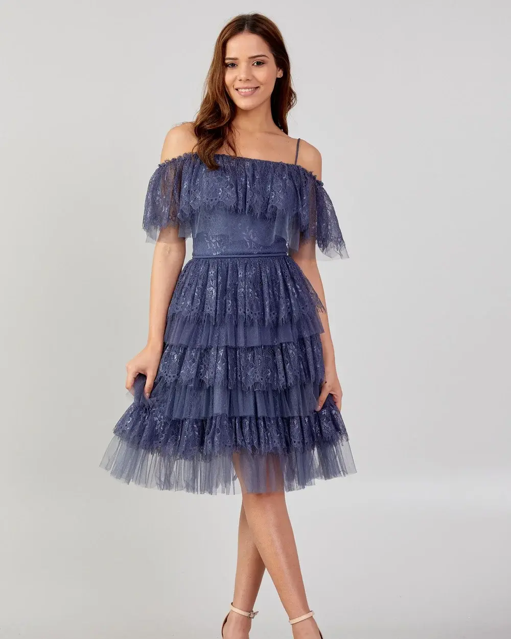 Nachtblaues Spitzenkleid mit Rüschen und Spaghettiträgern, knielang – Leylo