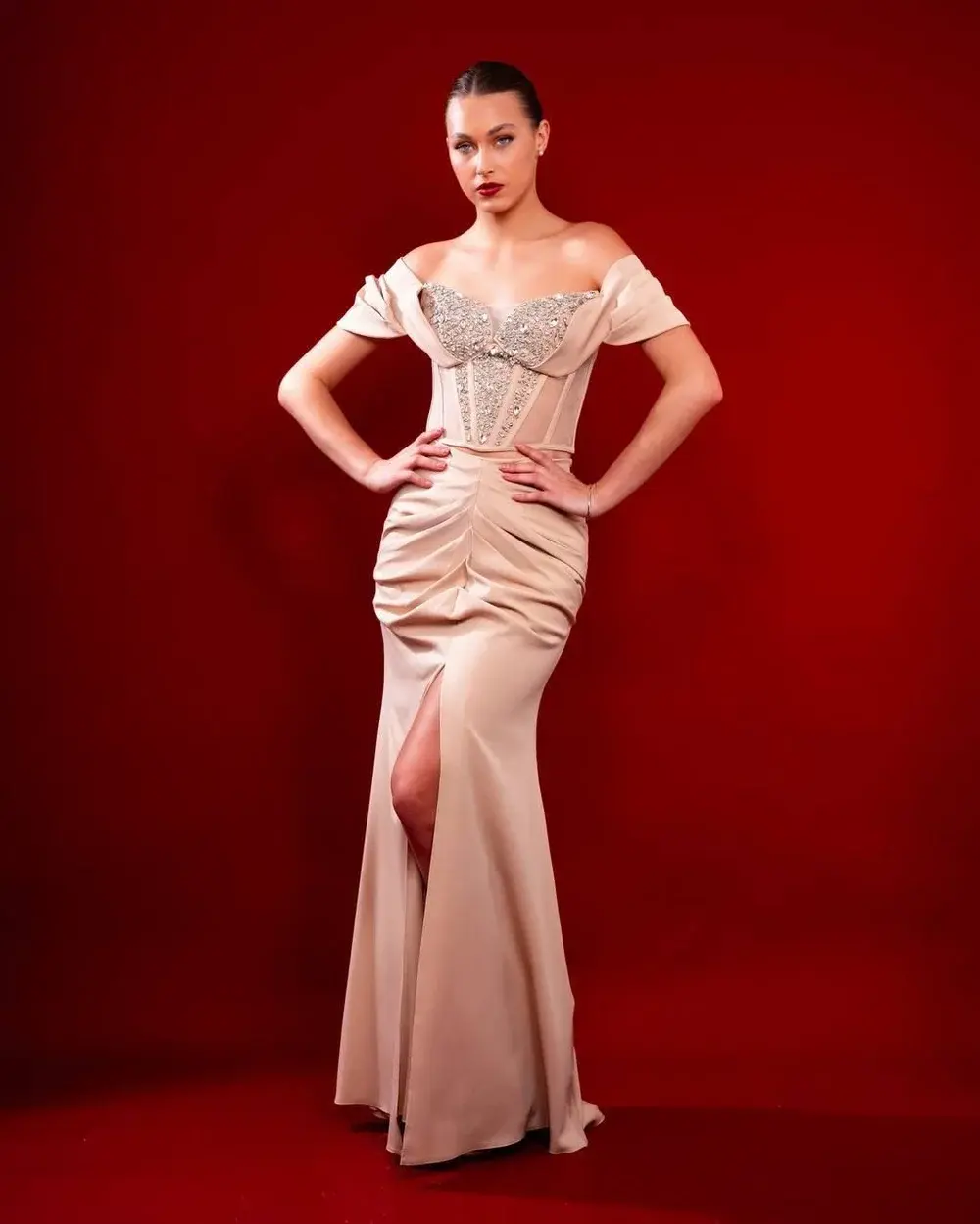 Champagnerfarbenes Satin-Abendkleid, Off-Shoulder mit Glitzer-Korsage und Schlitz – Mihriban