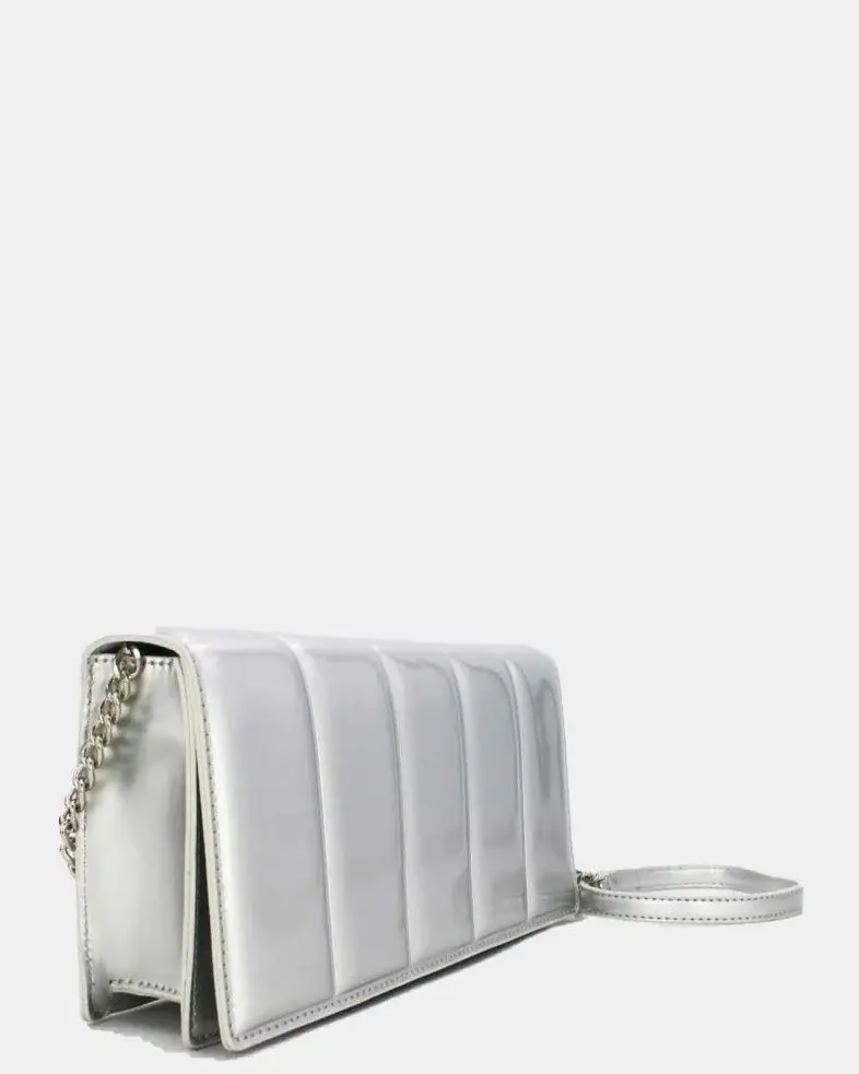 Silberne gesteppte Clutch in Lackleder-Optik mit Kette – Abendtasche