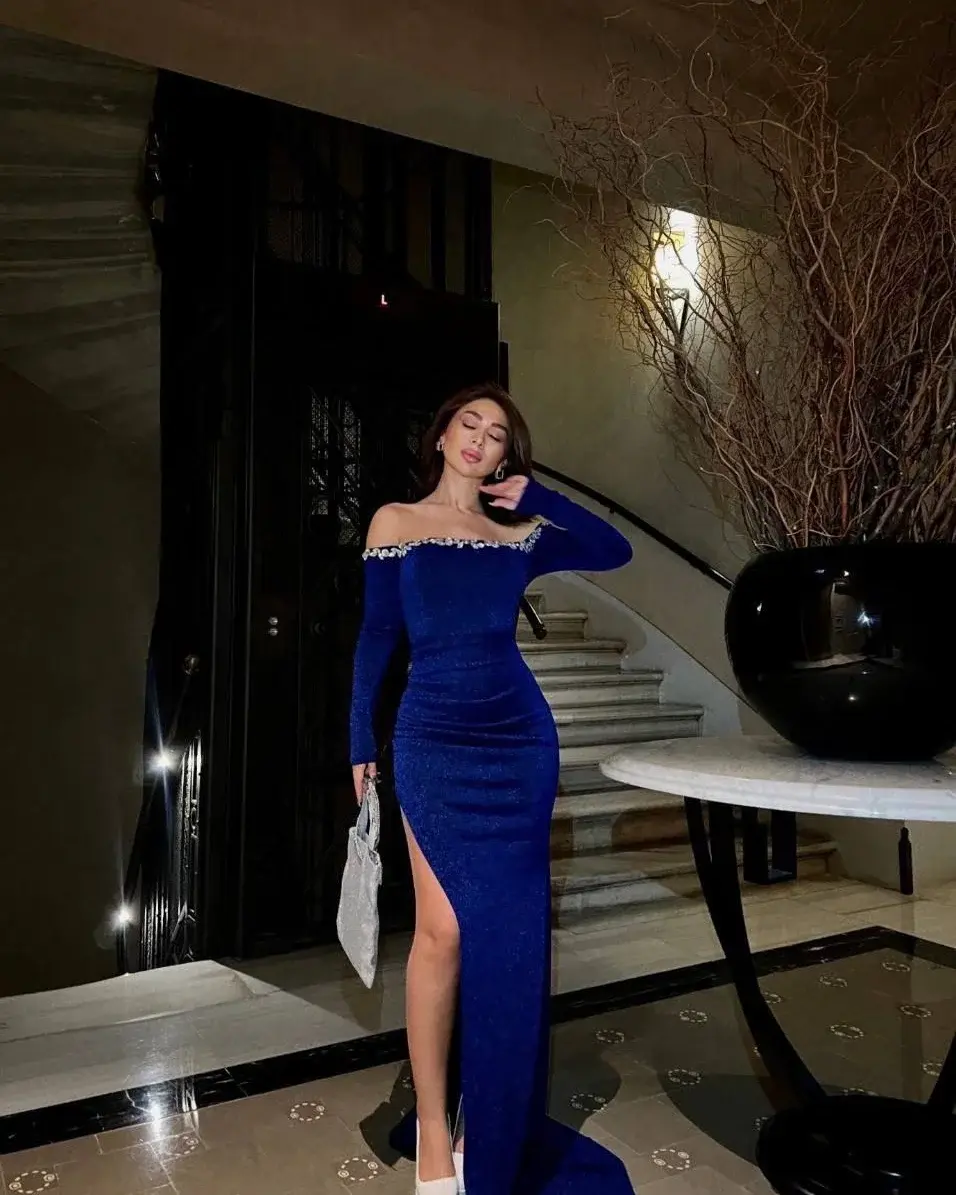 Königsblaues Off-Shoulder-Abendkleid mit langen Ärmeln und Beinschlitz – Hêlîn