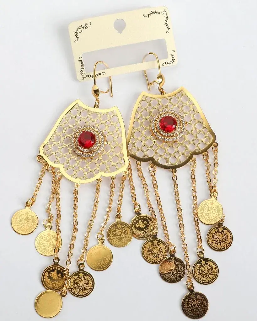Goldfarbene Fächer-Ohrringe mit rotem Stein und Münzbehang – Guhar 04012