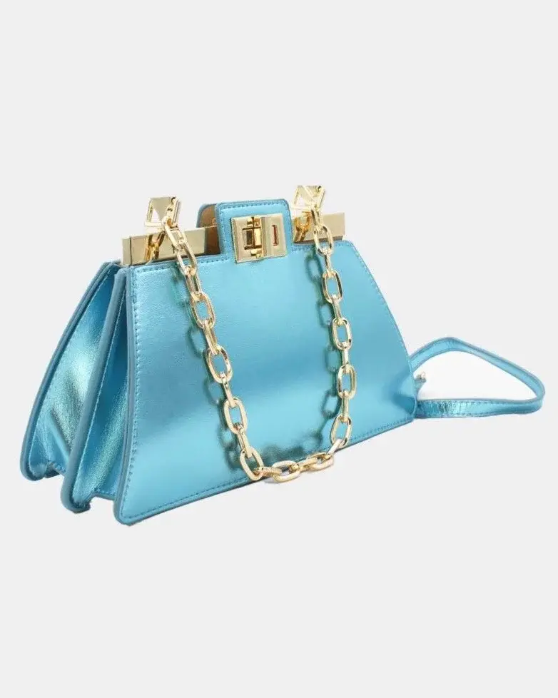 Kleine metallic-blaue Schultertasche mit goldener Kettenhenkel