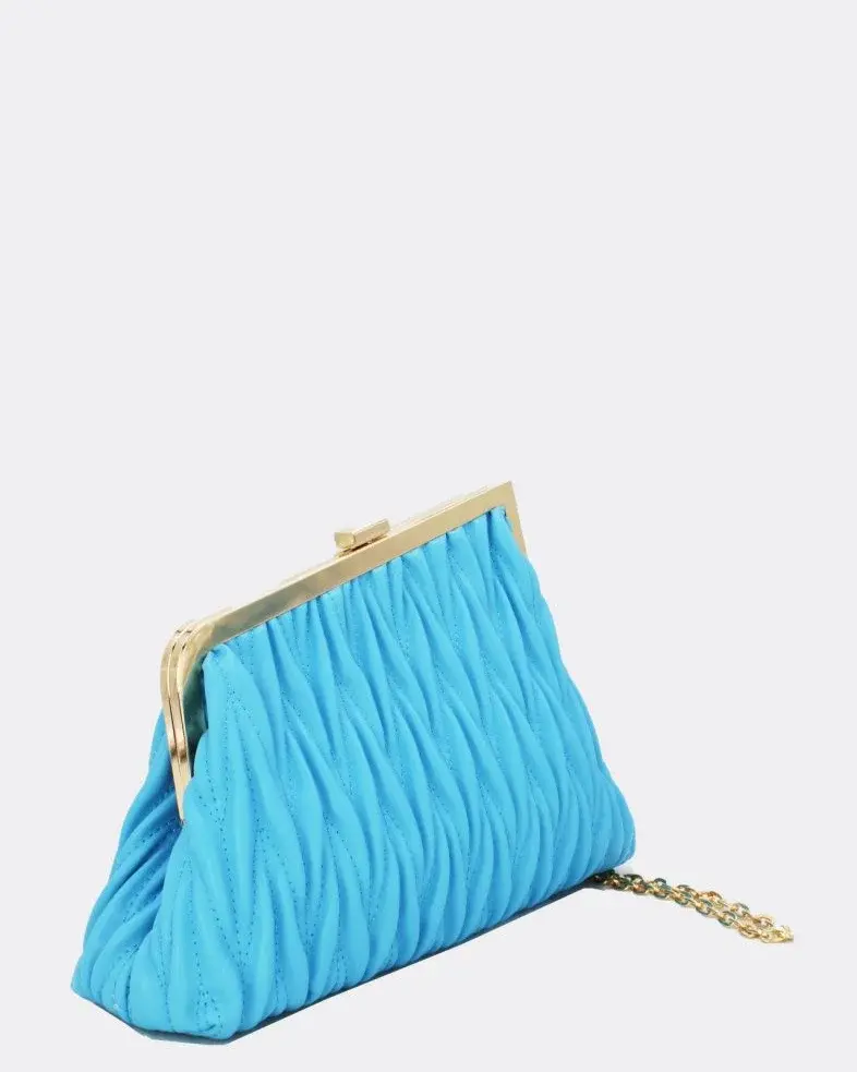 Hellblaue gesteppte Clutch mit Goldrahmen und Kette – Abendtasche
