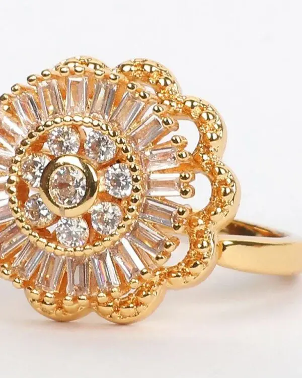Goldfarbener Blüten-Ring mit Baguette-Kristallen – Hingulîsk 04016