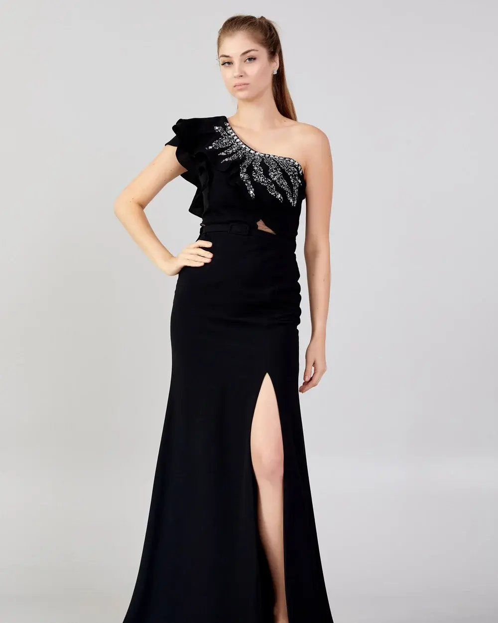 Schwarzes One-Shoulder-Abendkleid mit Strass-Volant und Beinschlitz – Xezal