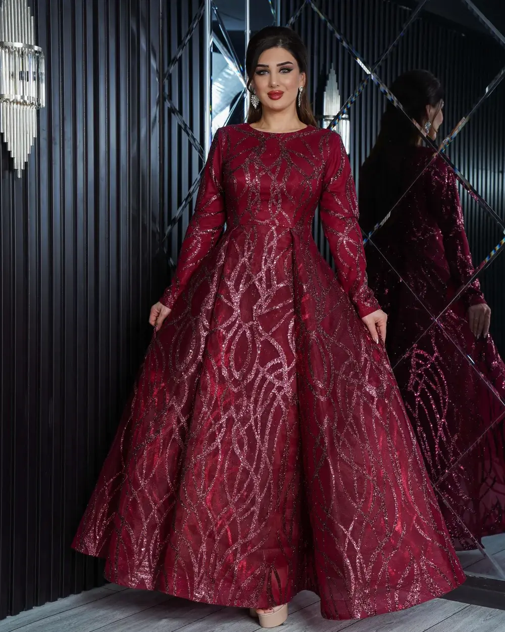 Bordeauxrotes Glitzer-Ballkleid mit langen Ärmeln und weitem Rock – Şehrîban