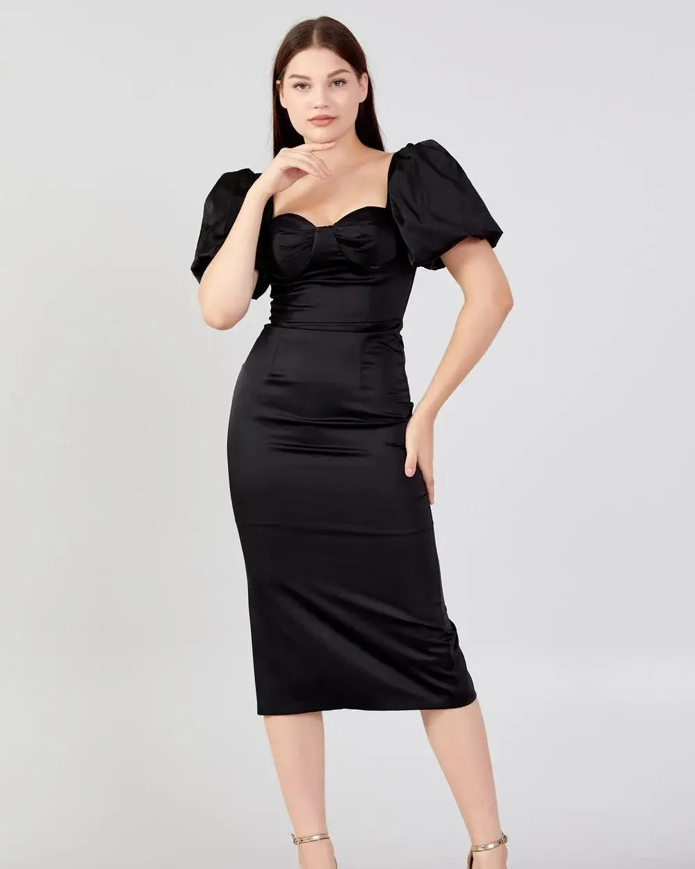 Schwarzes Satin-Etuikleid mit Puffärmeln und Herzausschnitt – Mahabat