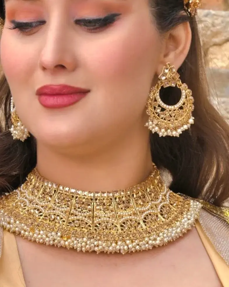 Goldfarbenes Choker-Schmuckset mit Perlen und Kundan-Steinen – Halskette & Chandbali-Ohrringe