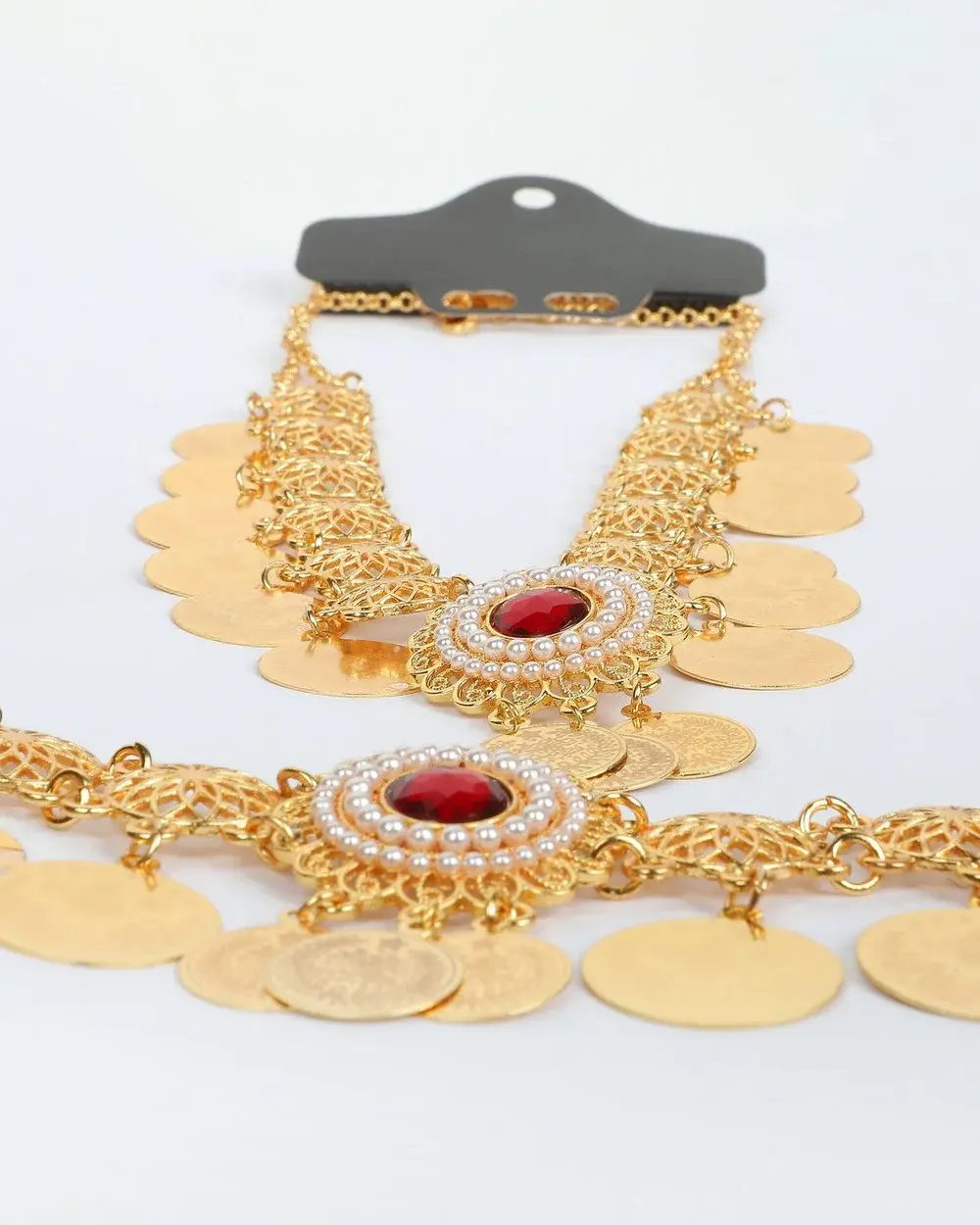 Goldfarbenes Münz-Schmuckset mit rotem Stein und Perlenrahmen – 04011