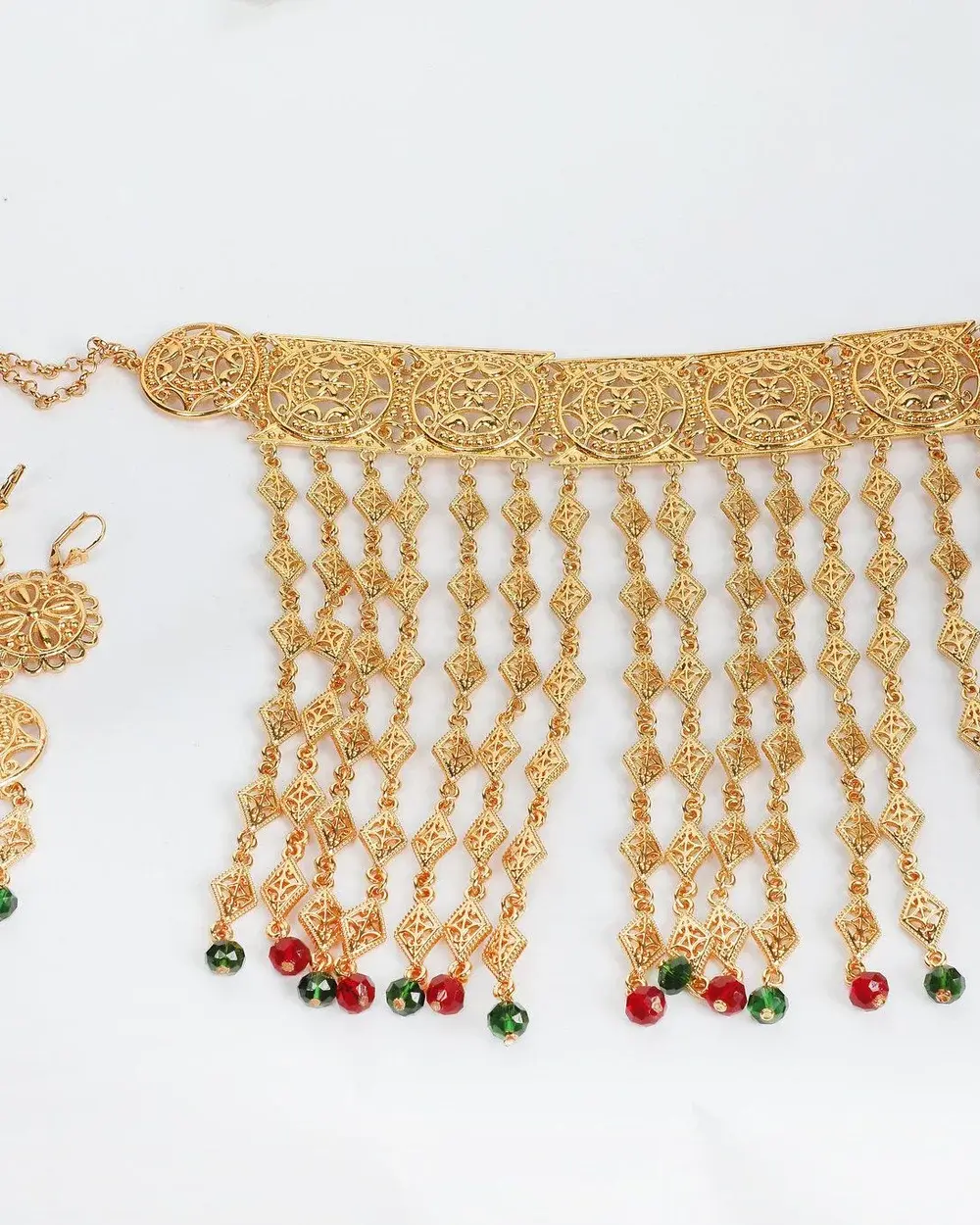 Goldfarbener Filigran-Choker mit Behang aus roten und grünen Perlen – Schmuckset 04023