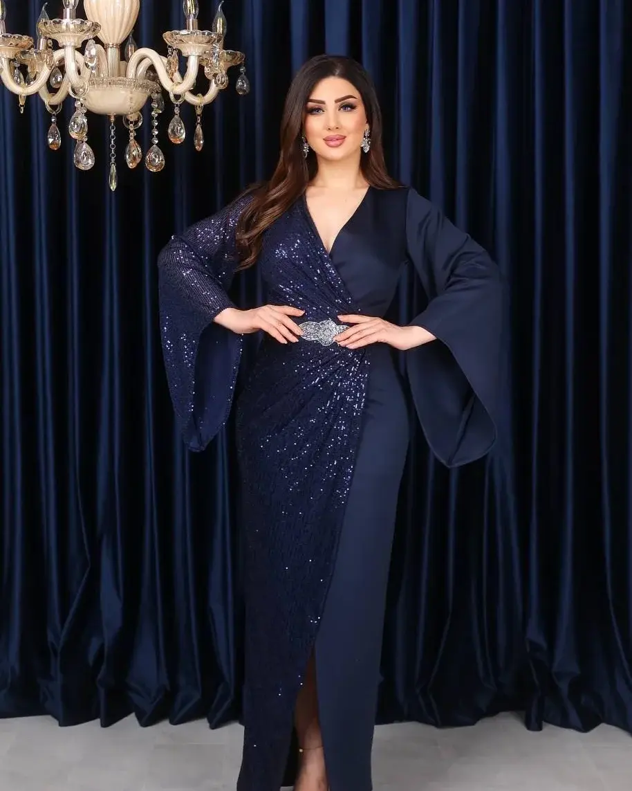 Mitternachtsblaues Paillettenkleid mit Satin-Drapierung und weiten Ärmeln, große Größen – Rengîn