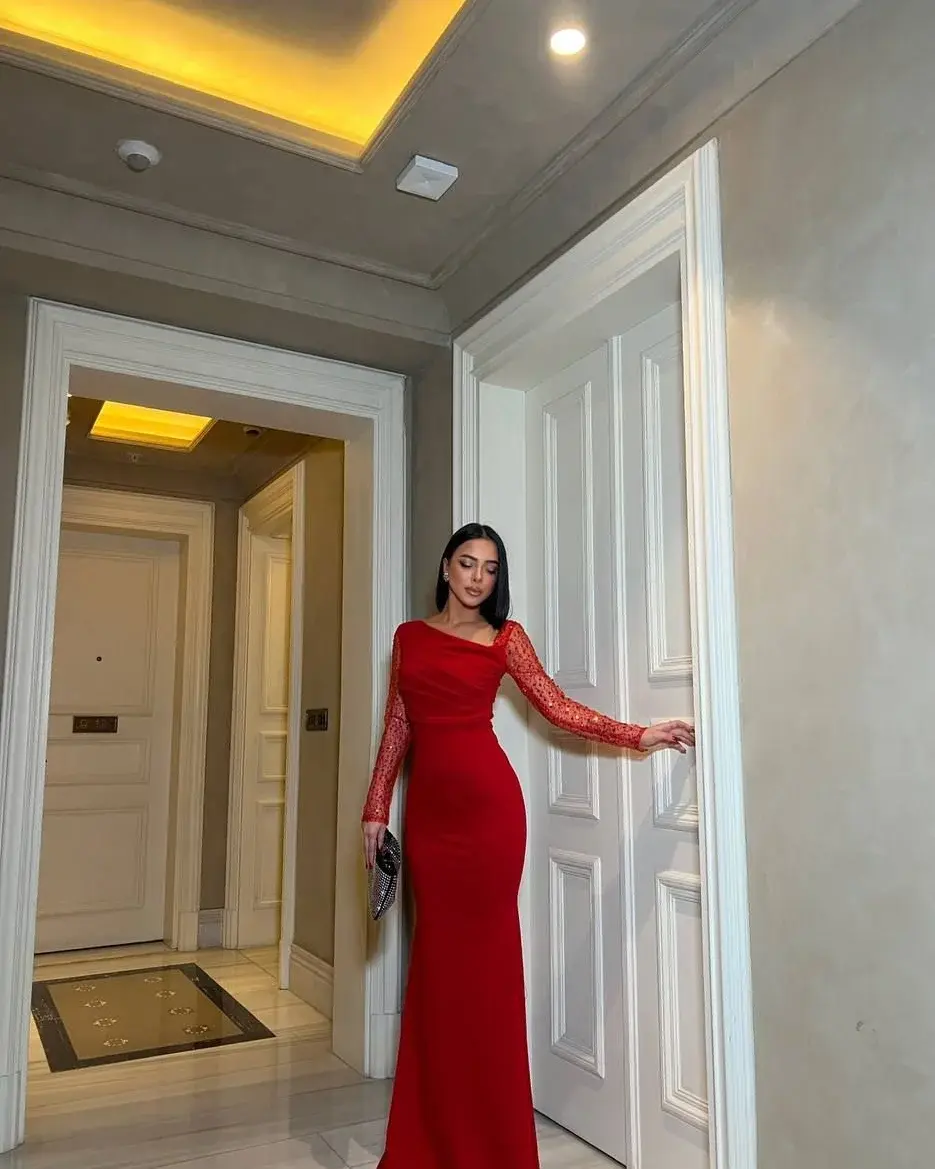 Rotes figurbetontes Abendkleid mit Spitzenärmeln und asymmetrischem Ausschnitt – Nuhat
