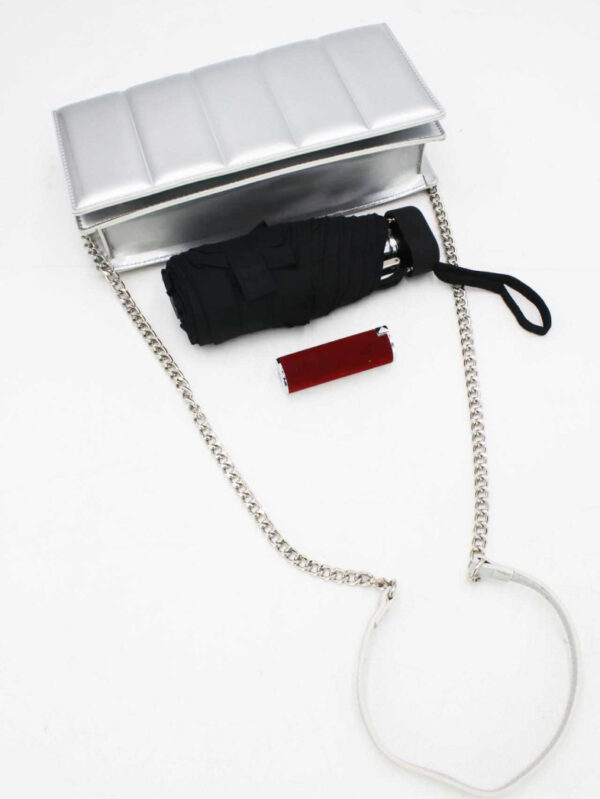 Handtasche - Pochette matelasse Effet cuir verni argent – Bild 4
